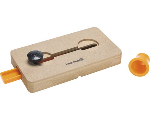 Beige Holzplatte mit Schieber und orangefarbenen Bechern für ein Denkspiel für Haustiere