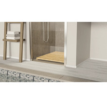 Badezimmer mit Dusche und Handtuchleiter