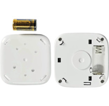 Batterie und die Unterseite eines weißen Sensors