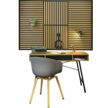Arbeitszimmer mit Schreibtisch, Stuhl und Wandpaneelen