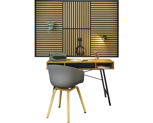 Arbeitszimmer mit Schreibtisch, Stuhl und Wandpaneelen