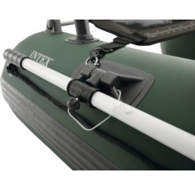 Detailansicht eines Intex Schlauchboots mit Paddelhalterung