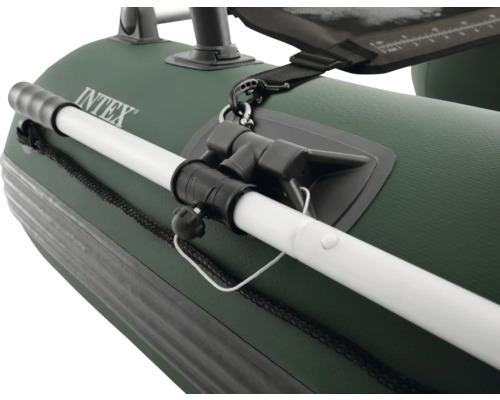 Detailansicht eines Intex Schlauchboots mit Paddelhalterung