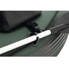 Detailansicht eines Schlauchbootes mit Paddel und Zubehör