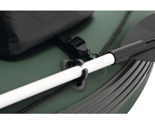 Detailansicht eines Schlauchbootes mit Paddel und Zubehör