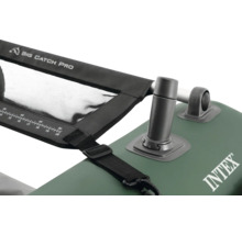 Detailansicht eines Kescher-Aufsatzes mit Big Catch Pro Logo und Intex Logo auf einem Schlauchboot