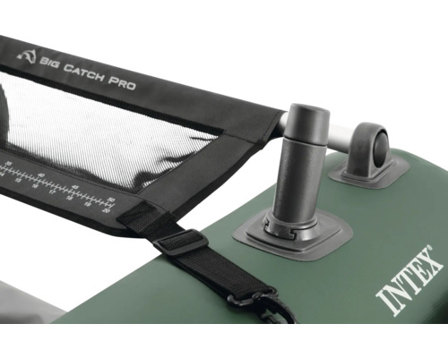 Detailansicht eines Kescher-Aufsatzes mit Big Catch Pro Logo und Intex Logo auf einem Schlauchboot
