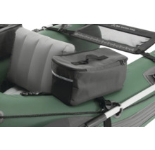 Detailansicht eines Angelboots mit Tasche, Luftkissen und Paddel