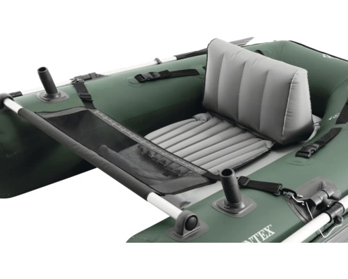 Detailansicht eines aufblasbaren Angelbootes mit Sitz und Stauraum