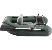 Grünes Schlauchboot mit Paddel und Sitz