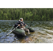 Mann in einem Intex Schlauchboot mit Ruder und Angel im See