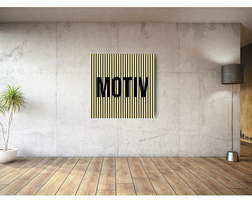 Wohnraum mit Motiv-Wandbild, Stehlampe und Zimmerpflanze