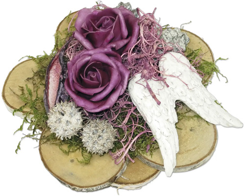 Gedenkgesteck mit Rosen und Engelsflügeln auf Holzscheiben