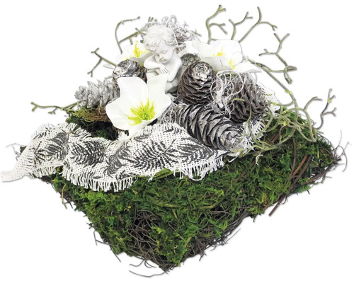 Gesteck mit Engel, Blüten, Tannenzapfen, Moos und Zweigen als Tischdekoration