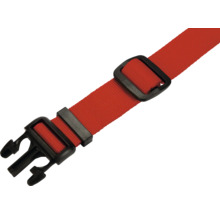 Roter Gurt mit schwarzem Verschluss