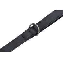 Schwarzer Lederriemen mit Metallring