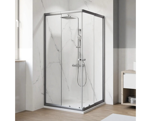 Eckdusche mit Duscharmatur in einem hellen Badezimmer