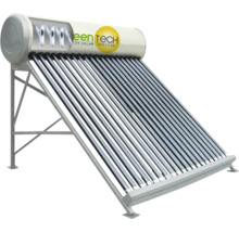 GreenTech Solarthermieanlage mit Vakuumröhrenkollektoren und Warmwasserspeicher auf einem Metallgestell.