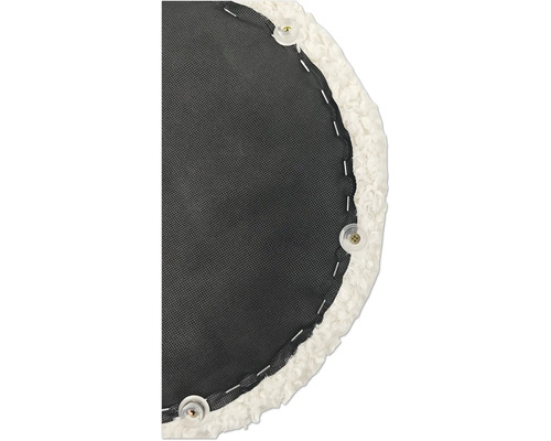 Detailansicht eines runden Kissens mit Textilbezug, befestigt mit Klammern