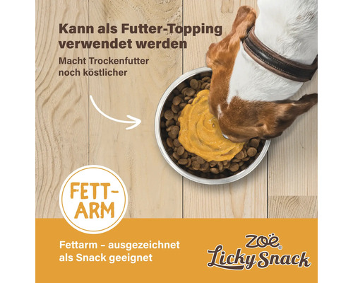 Hund frisst Hundefutter mit fettarmer Zoë Licky Snack als Topping
