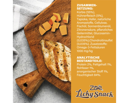 Zusammensetzung und Analyse von Zoë Licky Snack auf Holzbrett mit Kürbis und Hühnerfleisch