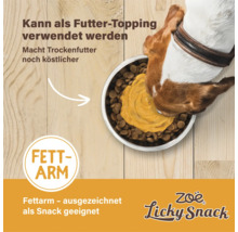 Hund frisst fettarmen Zoë Licky Snack als Futtertopping vom Trockenfutter