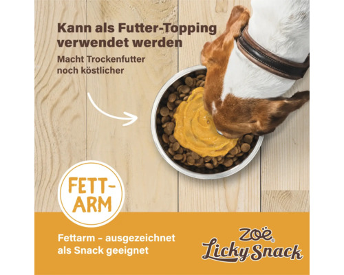 Hund frisst fettarmen Zoë Licky Snack als Futtertopping vom Trockenfutter