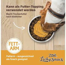 Ein Hund frisst Hundefutter mit dem Zoë Licky Snack Topping aus einer Schüssel.