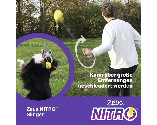 Mann schleudert Ball mit Zeus Nitro Schleuder für Hund