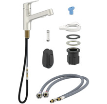 Küchenarmatur mit Montagezubehör und flexiblen Anschlussschläuchen