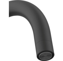 Detailaufnahme eines schwarzen Wasserhahn-Auslaufs