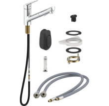 Küchenarmatur mit Zubehör und Anschlussschläuchen.