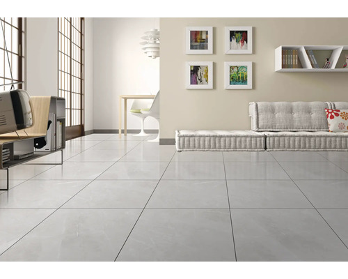 Heller Wohnraum mit Bodenfliesen, Sofa und Dekoration