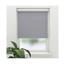Graues Rollo am Fenster zur Lichtregulierung und zum Schutz der Privatsphäre.