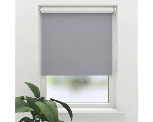Graues Rollo am Fenster zur Lichtregulierung und zum Schutz der Privatsphäre.
