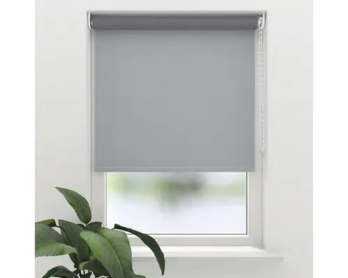 Graues Rollo am Fenster zur Lichtregulierung