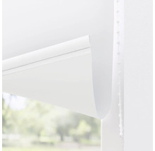 Weißes Rollo mit Kettenzug vor einem Fenster