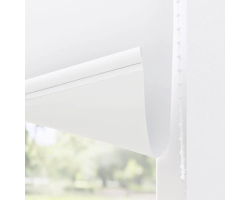 Weißes Rollo mit Kettenzug vor einem Fenster