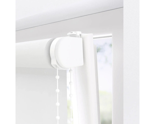 Detailaufnahme eines weißen Rollos am Fenster