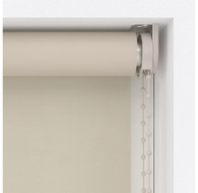 Beige Rollos mit Kettenzug im Fensterrahmen