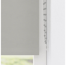 Textilrollo mit Kettenzug am Fenster