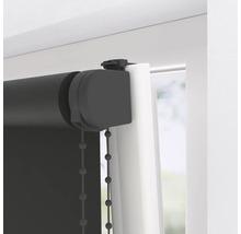 Rollo mit Kettenzug am Fenster