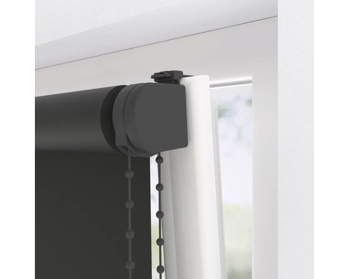 Rollo mit Kettenzug am Fenster
