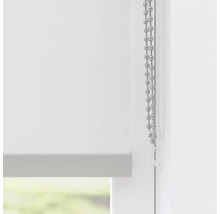 Nahaufnahme eines weißen Rollos mit Kettenzug zur Fensterdekoration