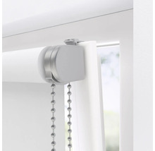 Detailaufnahme eines Rollos mit Kettenzug am Fenster