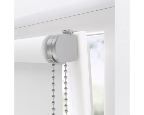 Detailaufnahme eines Rollos mit Kettenzug am Fenster
