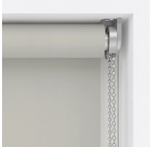 Detailansicht eines Rollos mit Kettenzug am Fenster