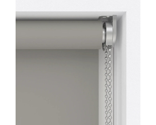 Detailansicht eines Rollos mit Kettenzugmechanismus zur Fensterdekoration