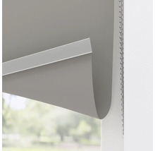 Detailaufnahme eines Rollos mit Kettenzug zur Fensterdekoration