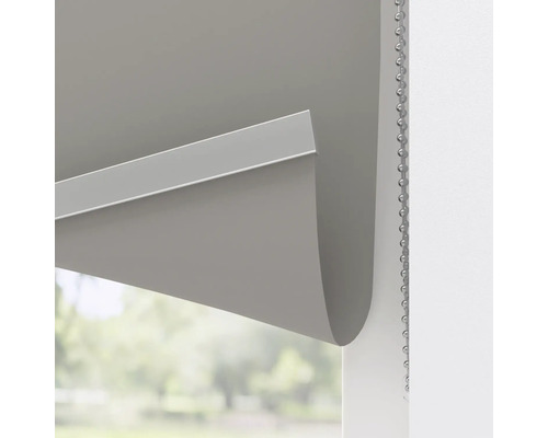 Detailaufnahme eines Rollos mit Kettenzug zur Fensterdekoration